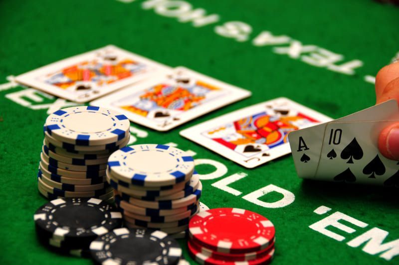 Cómo jugar al póker: una introducción detallada a las reglas del juego de  cartas